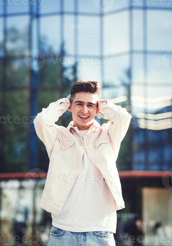 retrato de un hombre sonriente feliz foto