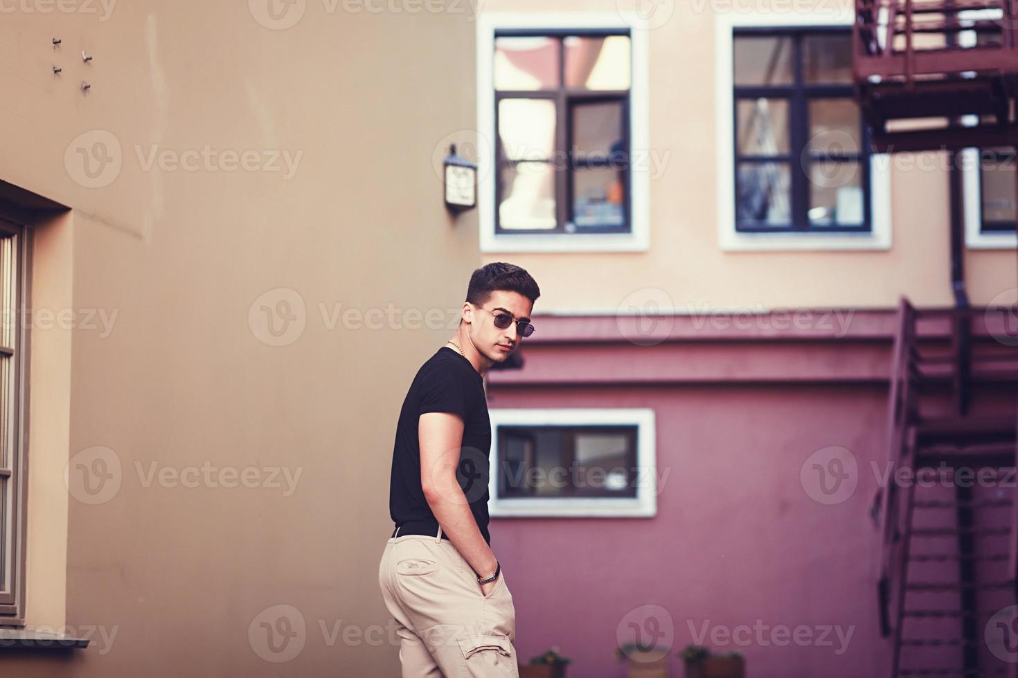 modelo masculino con camiseta negra foto