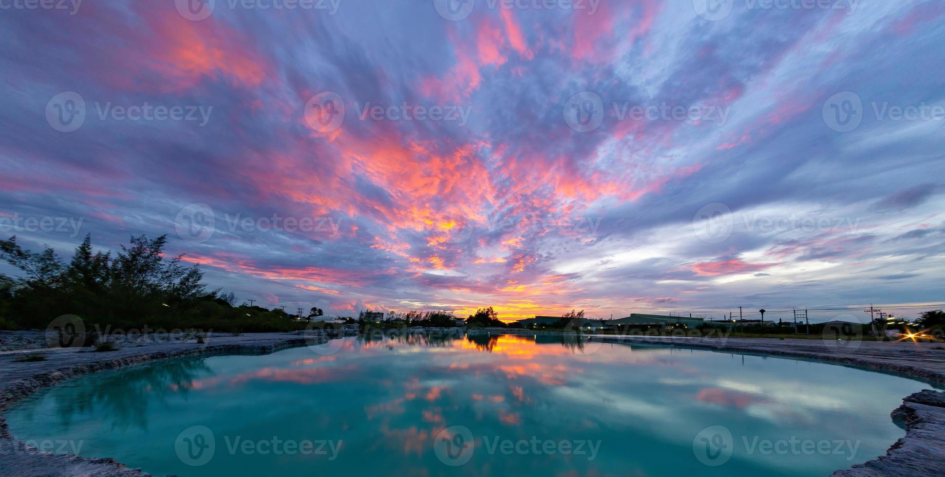 el cielo después del atardecer sobre el estanque verde esmeralda. nubes estratocúmulos y altoestratos. foto