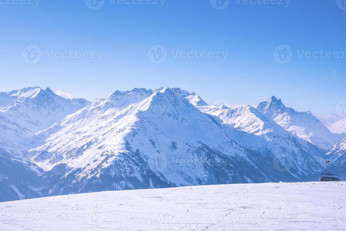hermosa vista de la cordillera cubierta de nieve contra el cielo azul claro foto