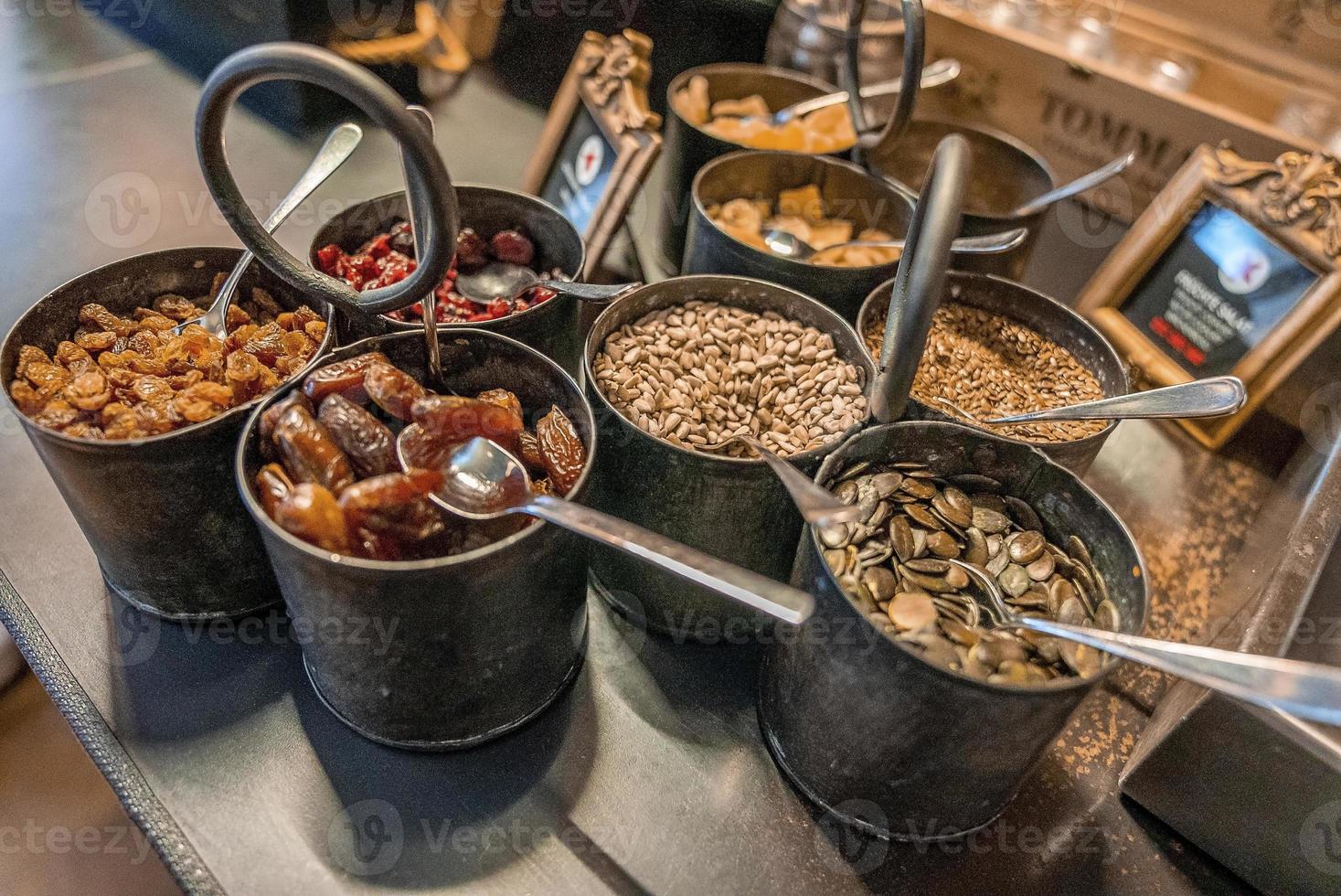 vista de ángulo alto de alimentos nutritivos dispuestos en la mesa foto