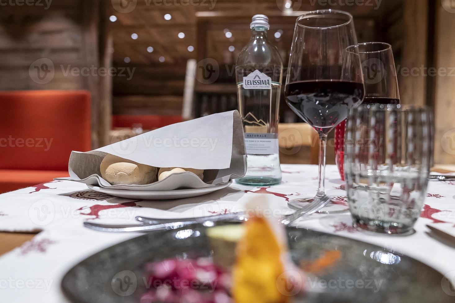 comida y bebida servida en la mesa de comedor en un resort de lujo foto