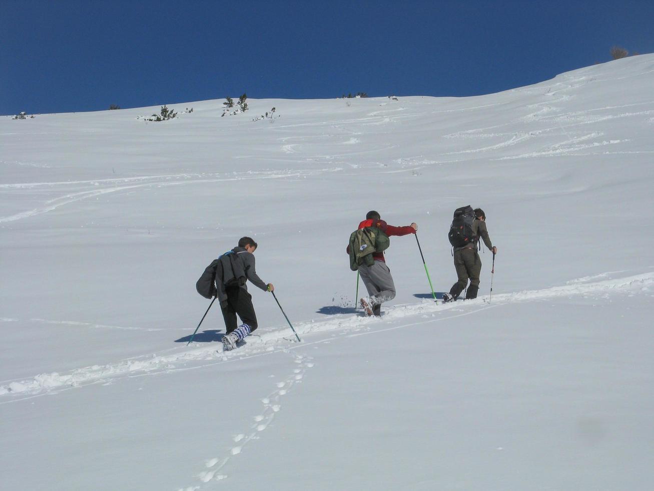 bergamo italia 23 de febrero de 2021 excursionistas escalando la montaña en la nieve foto