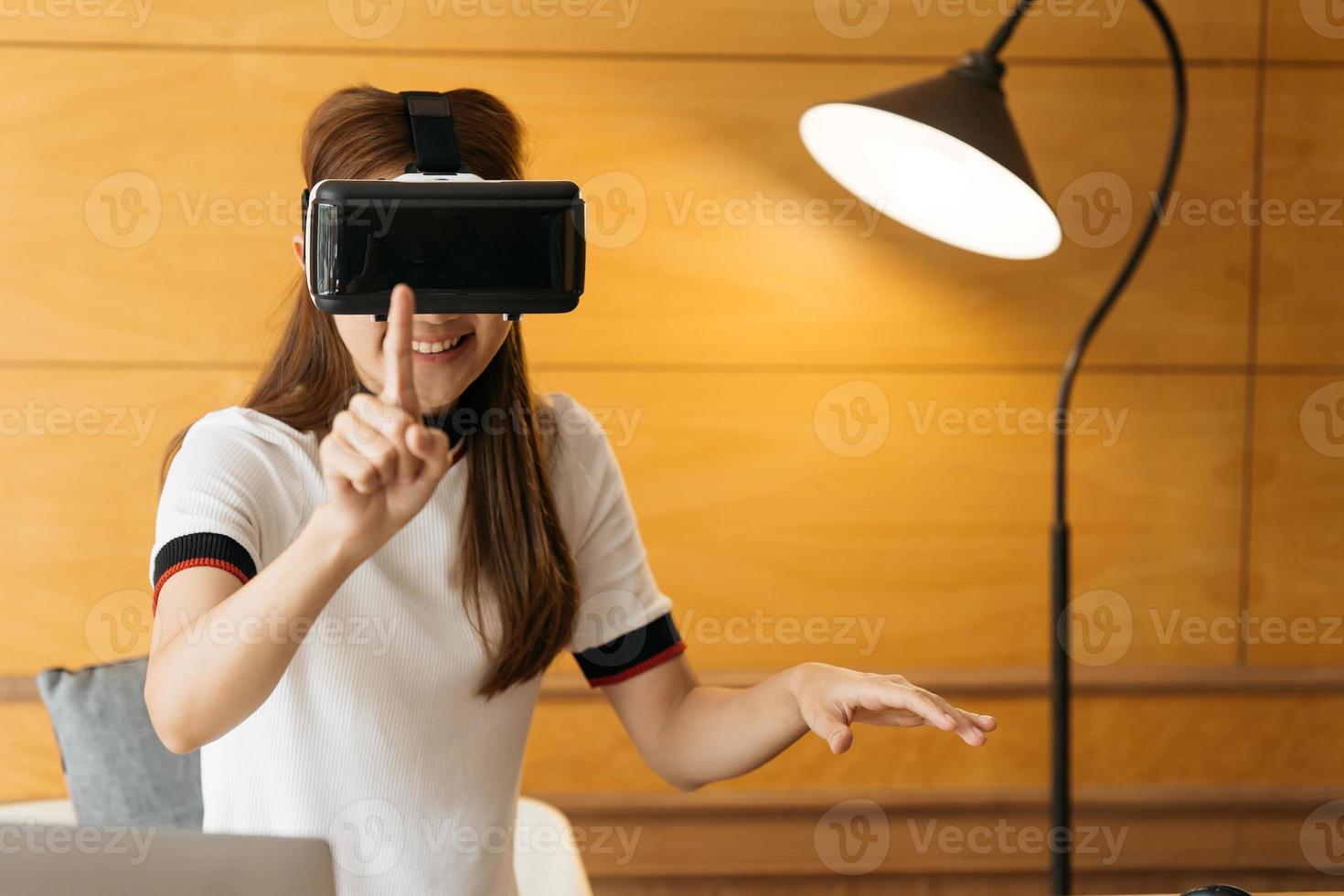 mujer con gafas de realidad virtual de pie en una oficina. gafas vr. 360 grados. casco de realidad virtual. juego de realidad virtual usando gafas de realidad virtual. teléfono inteligente con vr. vídeo de realidad virtual. foto