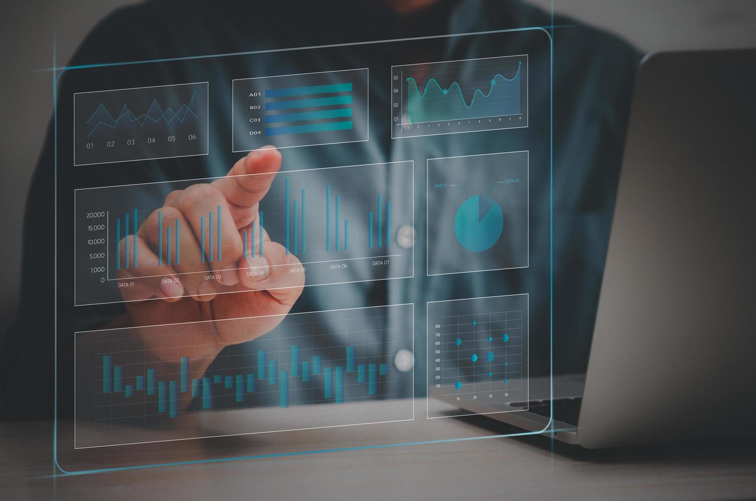 mano del hombre usando la computadora portátil para trabajar con tecnología. mano tocando el gráfico de pantalla virtual y el análisis de datos de gráficos y el concepto de negocio de big data. foto