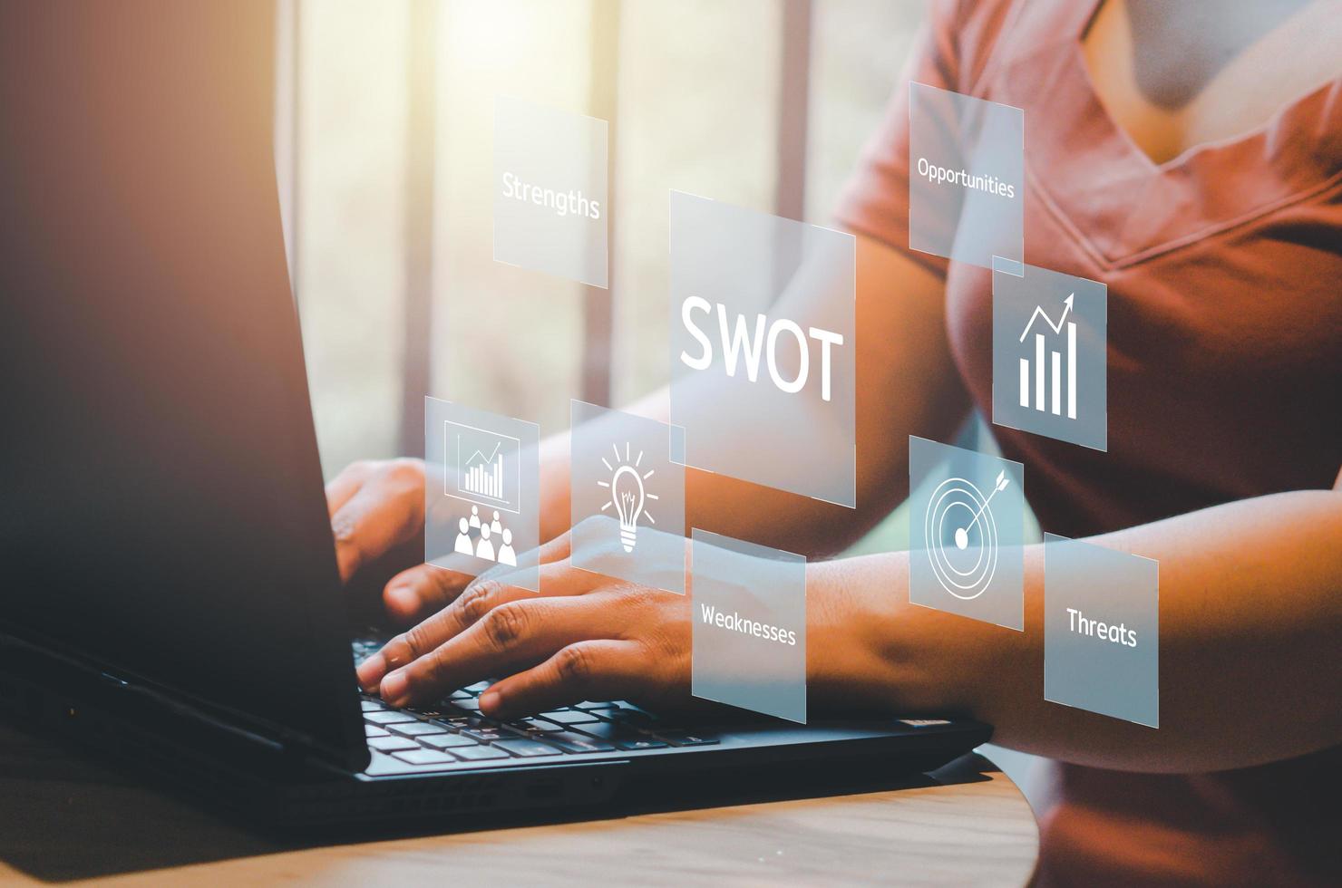 Foda Fortalezas Debilidades Oportunidades Amenazas Iconos de concepto de gestión de documentos en pantalla virtual. Manos escribiendo en la computadora portátil como fondo. Concepto de marketing empresarial. foto