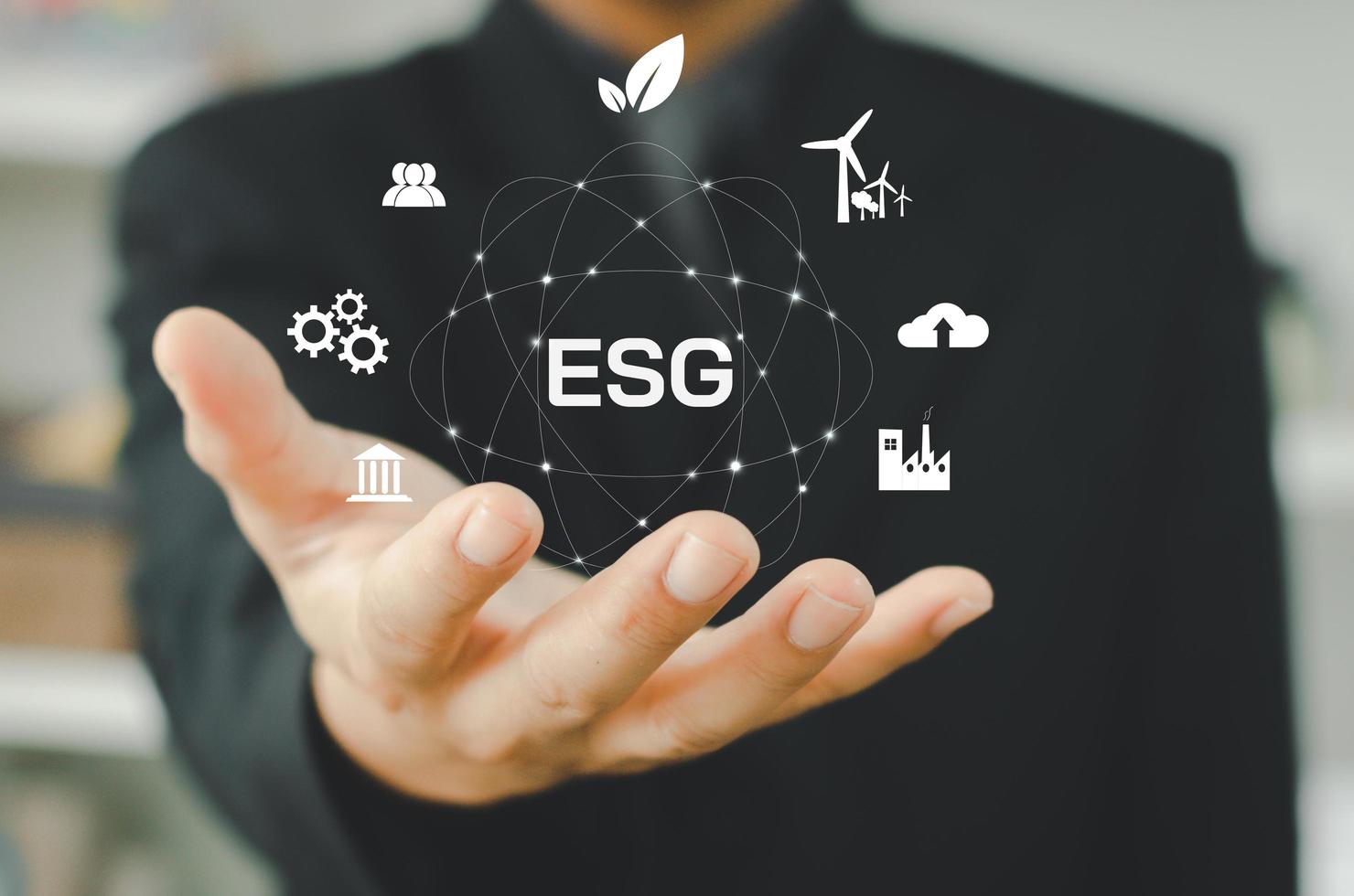 ambiental, social y de gobierno, inversión asg, crecimiento organizacional que sea sostenible es una idea de negocio. man's on icon esg palabra en mano una pantalla virtual. foto