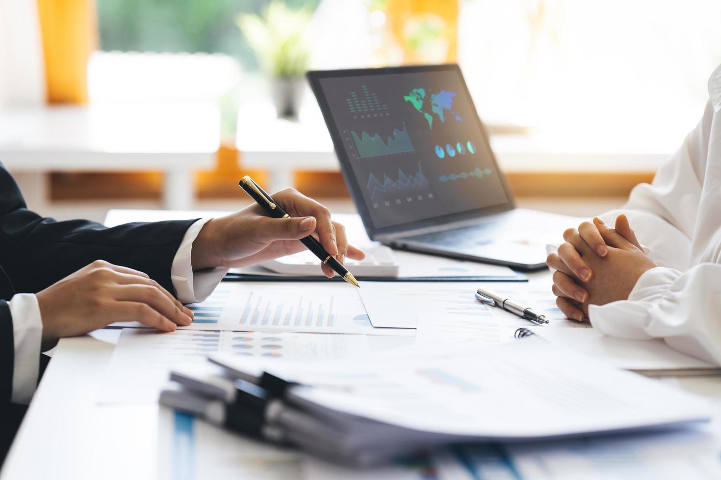 joven equipo de negocios trabajando con un nuevo proyecto de inicio. discutiendo los cuadros y gráficos que muestran los resultados en la reunión. contabilidad empresarial y concepto financiero. foto