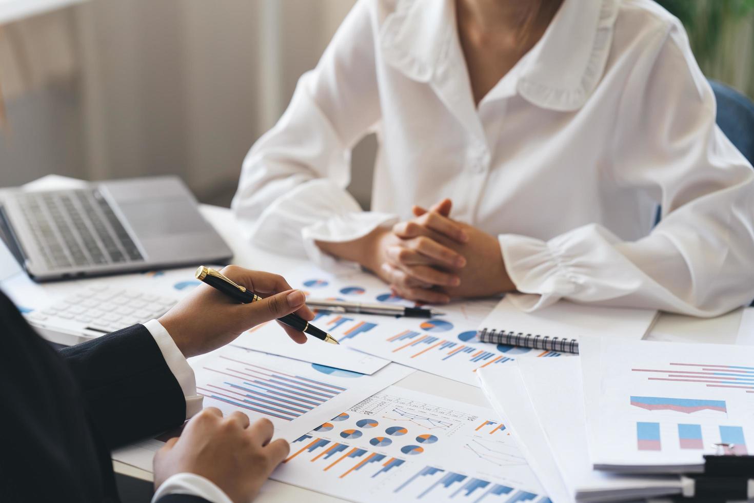 joven equipo de negocios trabajando con un nuevo proyecto de inicio. discutiendo los cuadros y gráficos que muestran los resultados en la reunión. contabilidad empresarial y concepto financiero. foto