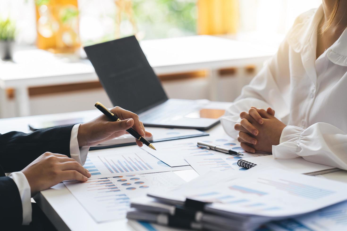 reunión de gerente de finanzas discutiendo el éxito del proyecto de crecimiento de la empresa estadísticas financieras, proyecto de puesta en marcha de trabajo de inversionista profesional para el plan de estrategia con documento foto