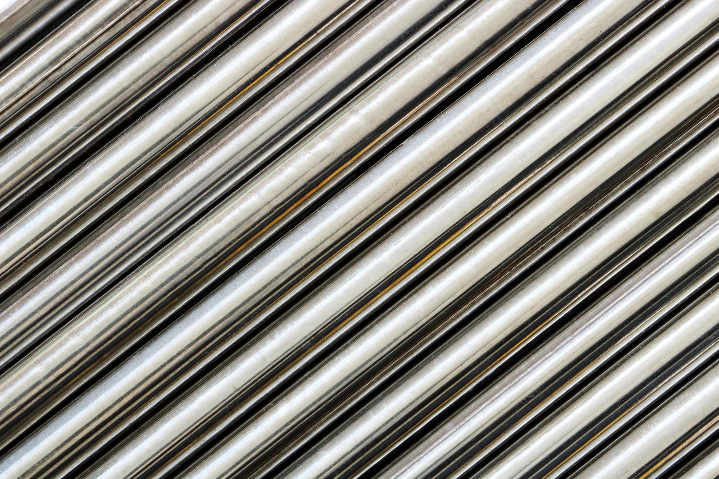 textura de tubo de acero cromado ordenar en diagonal, fondo abstracto foto