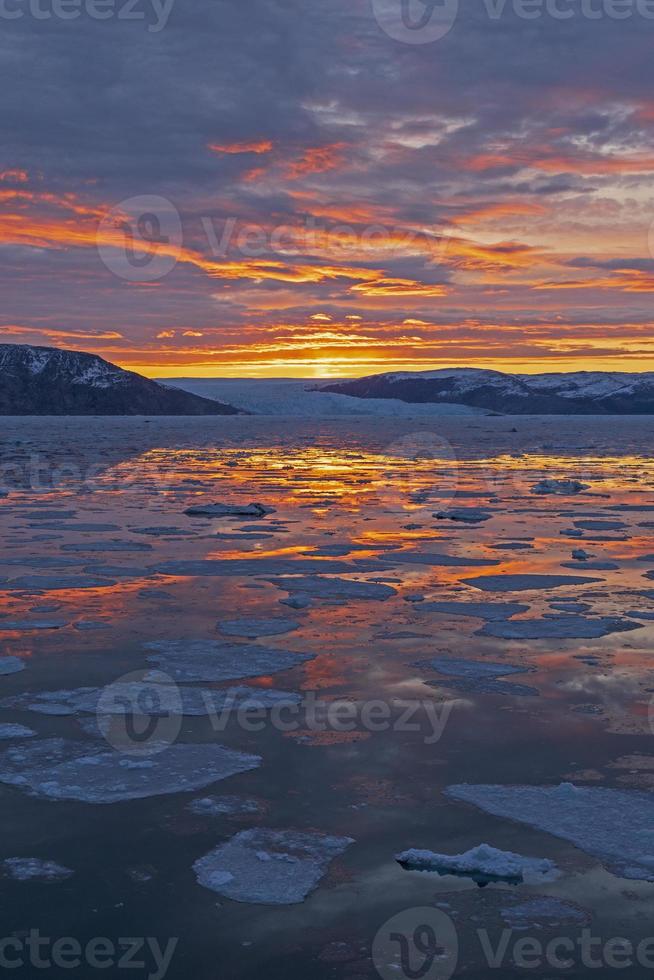 reflejos coloridos en un océano ártico en calma foto