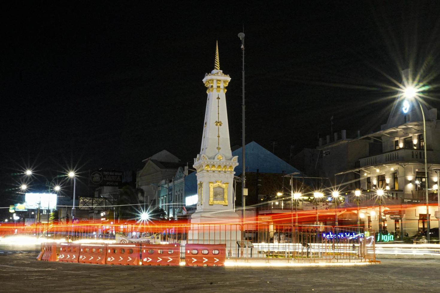 yogyakarta, indonesia, 2022 - vista nocturna desde el monumento tugu jogja o yogyakarta foto