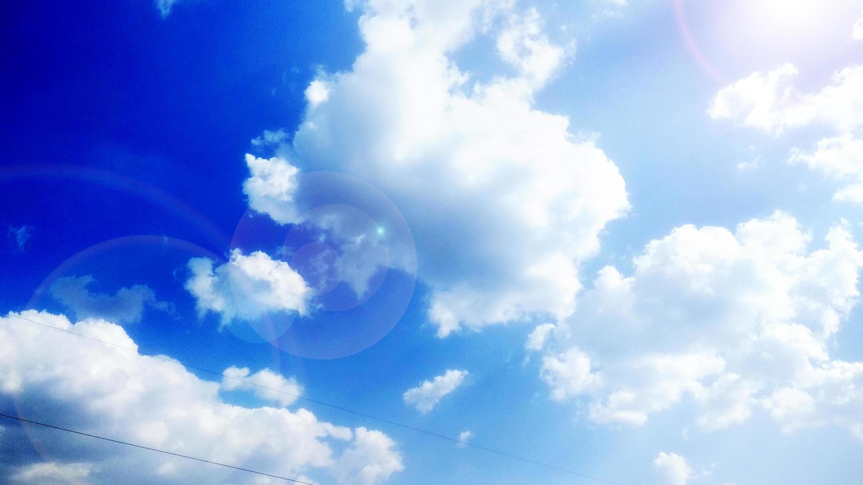 fondo de cielo azul con nubes foto