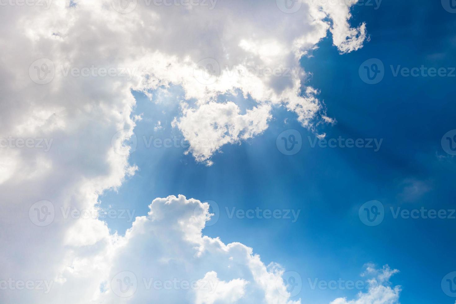 nubes blancas en cielo azul foto