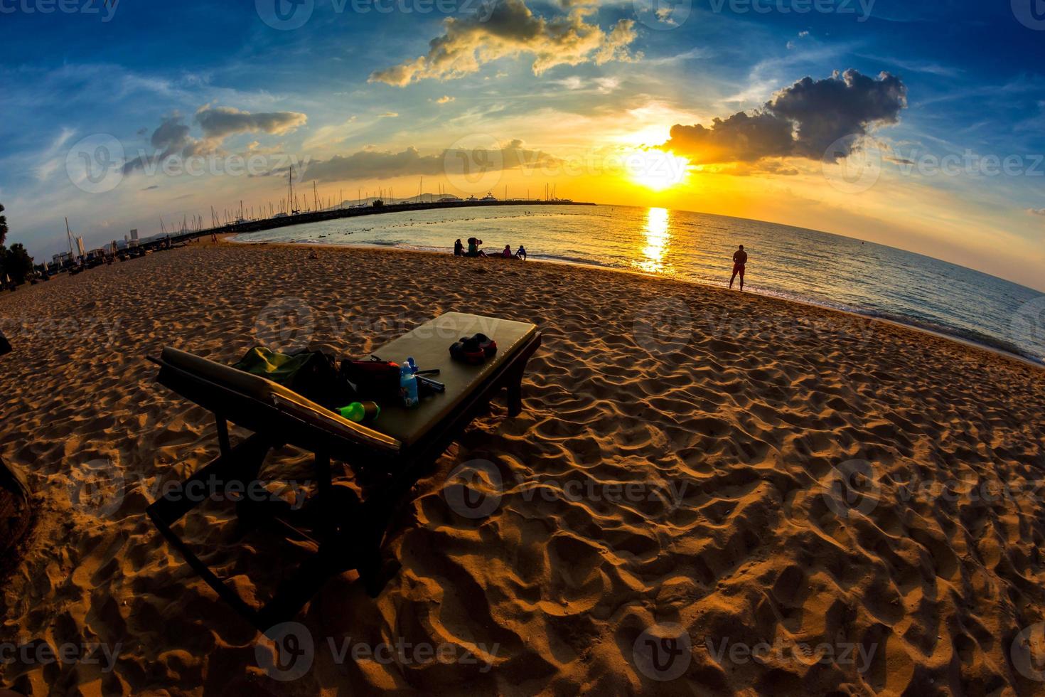 playa tropical al atardecer, silla de playa en la playa de pattaya, tailandia, vista de ojo de pez foto