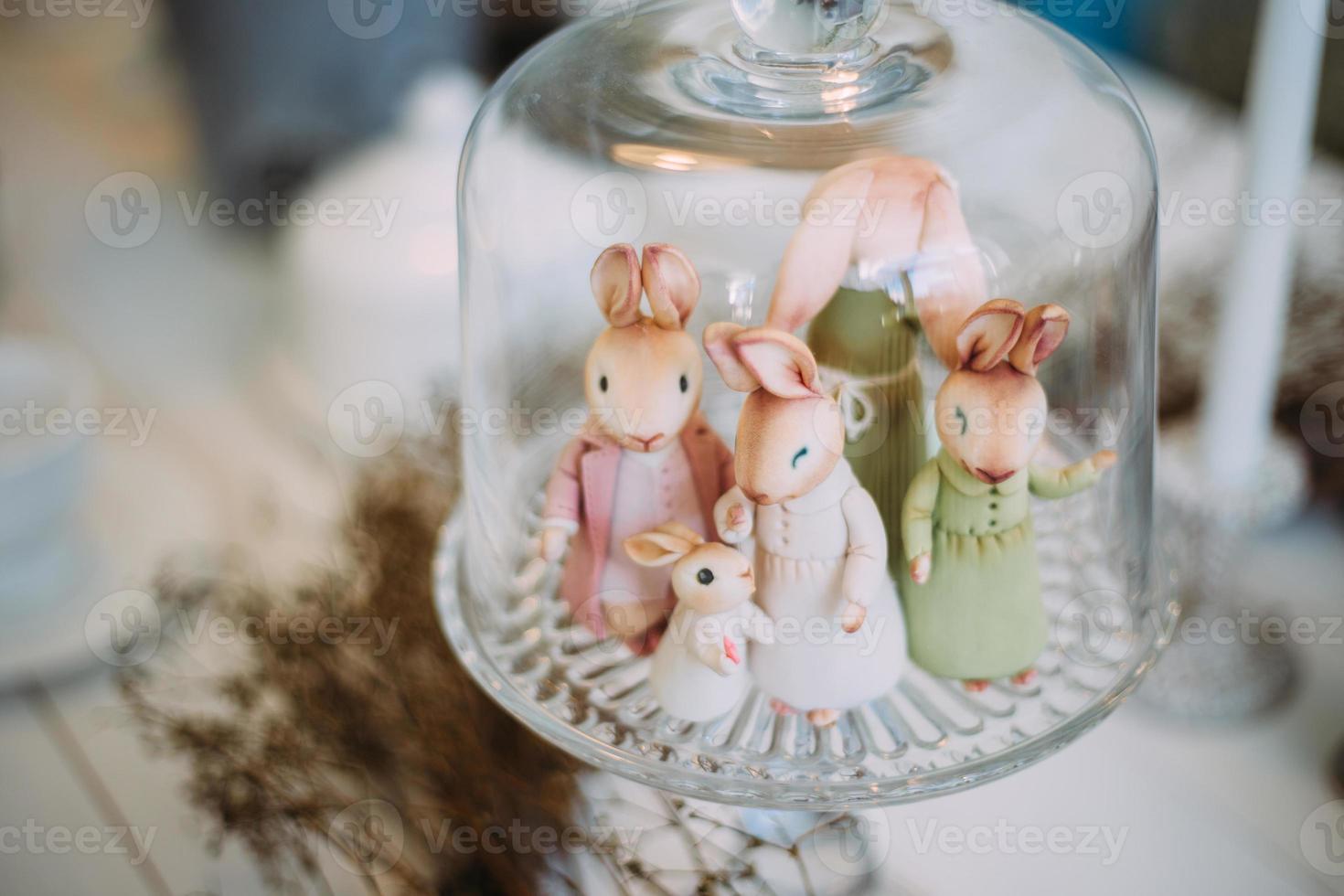 concepto de vacaciones familiares de pascua. familia de conejos foto