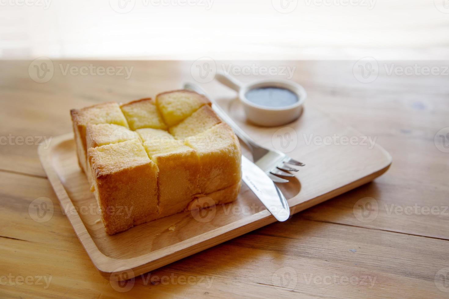 servicio de tostadas de pan dulce con sopa de chocolate foto