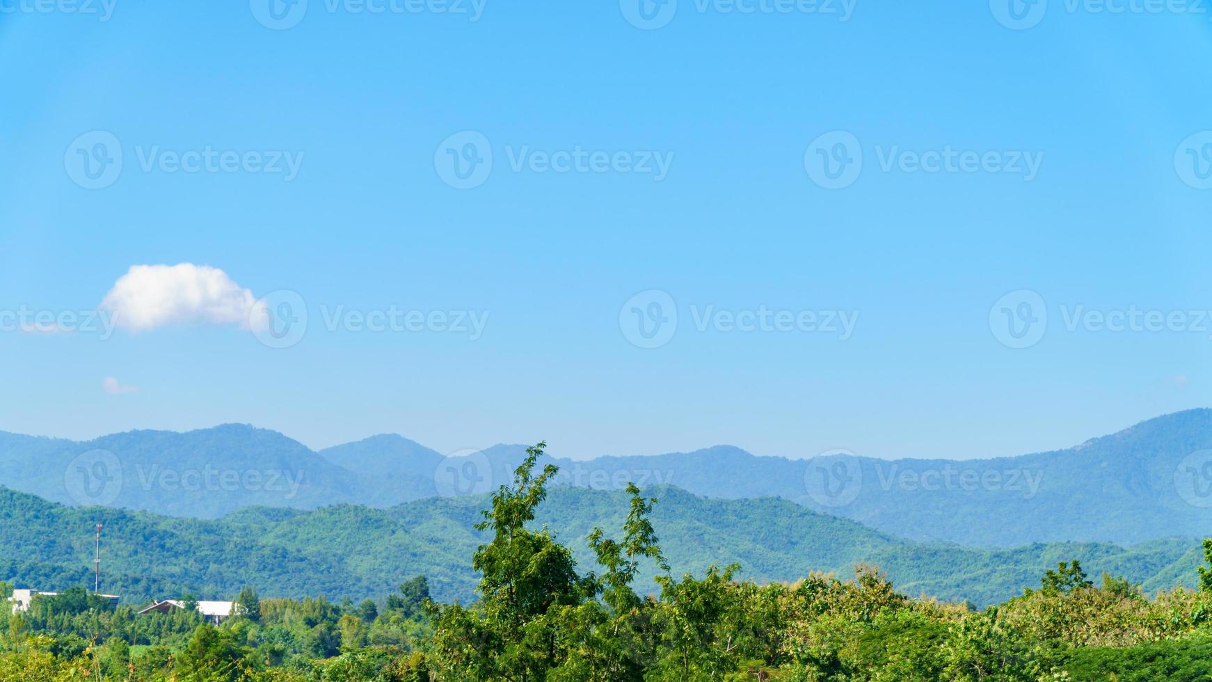 las montañas están llenas de vegetación contra el cielo azul. foto