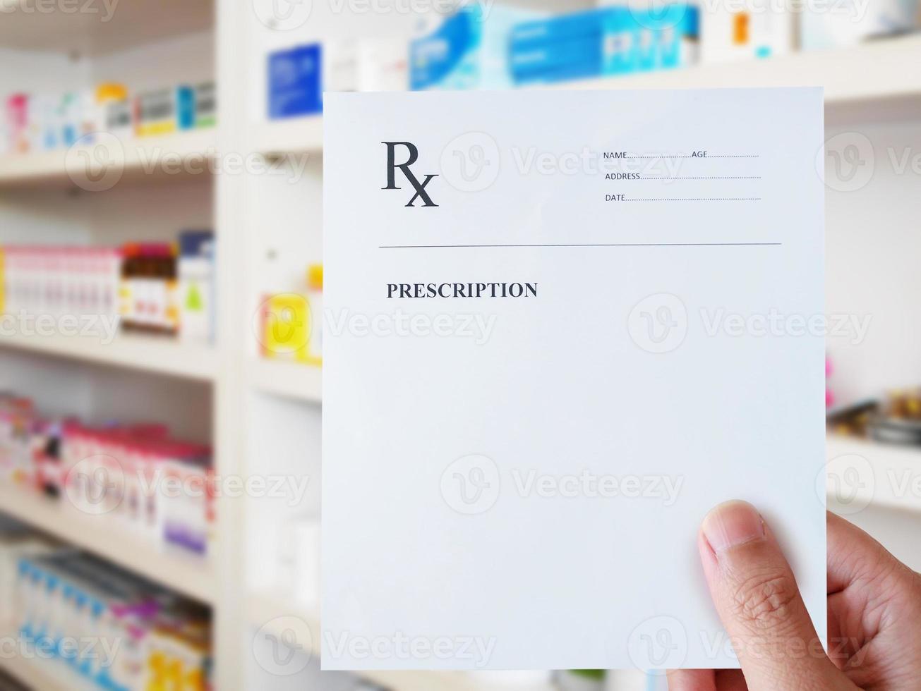 mano del farmacéutico con papel de prescripción en la farmacia foto