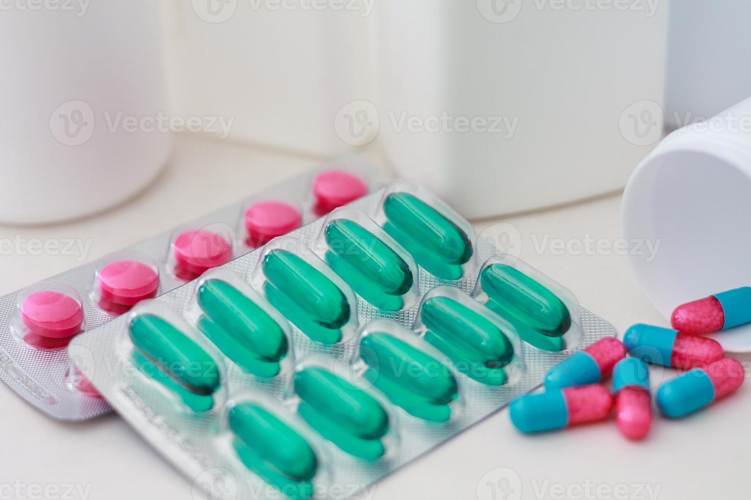 Píldoras que se derraman del frasco de pastillas con fondo de medicina foto