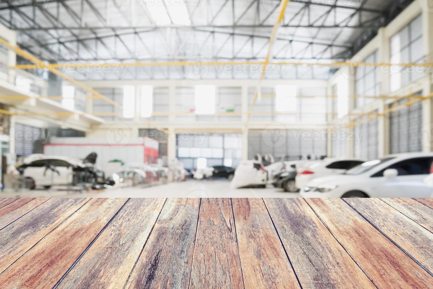 mesa de madera con centro de servicio de reparación de automóviles foto