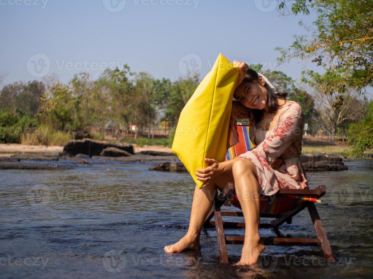 mujer y rio foto