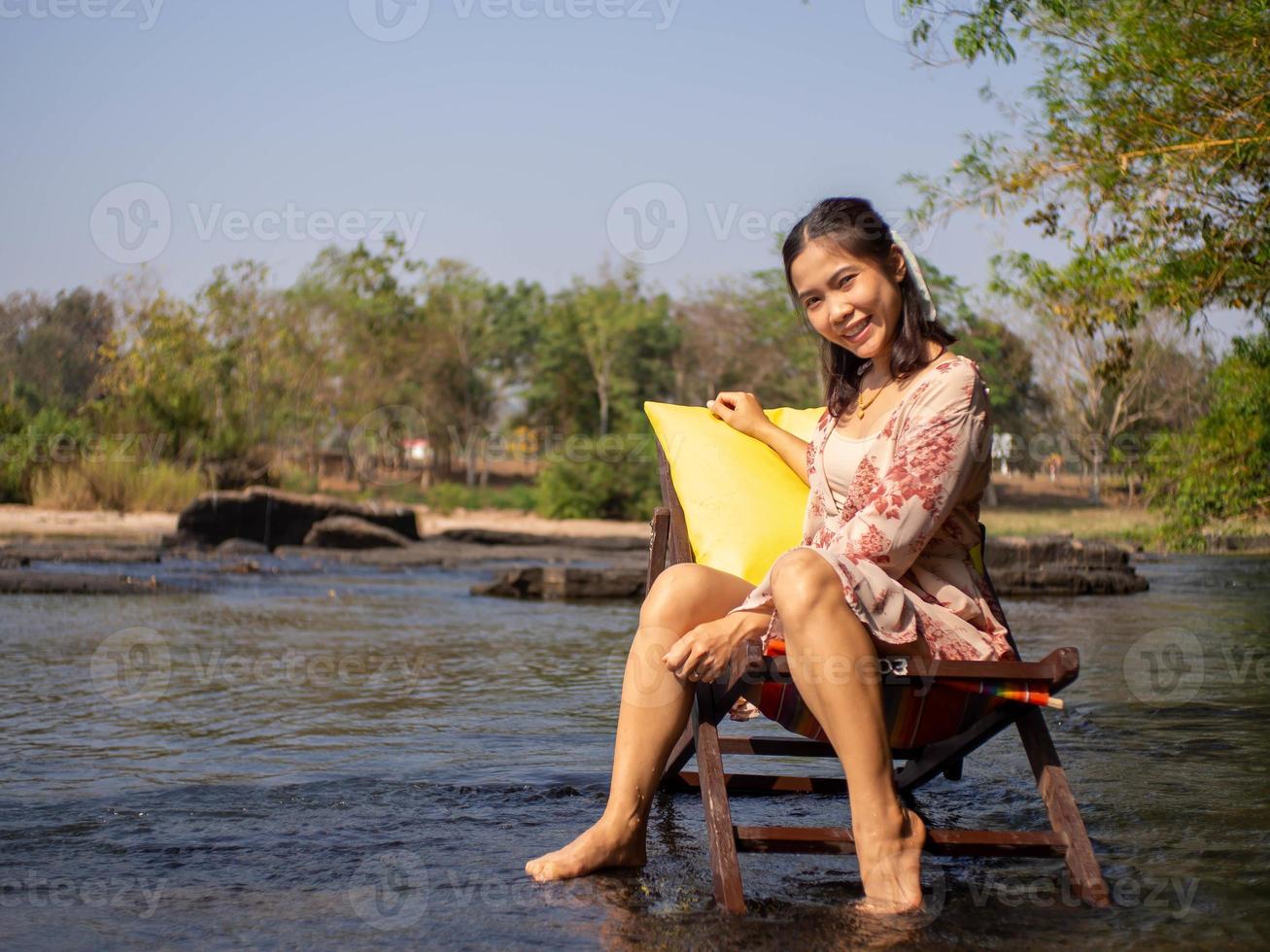 mujer y rio foto