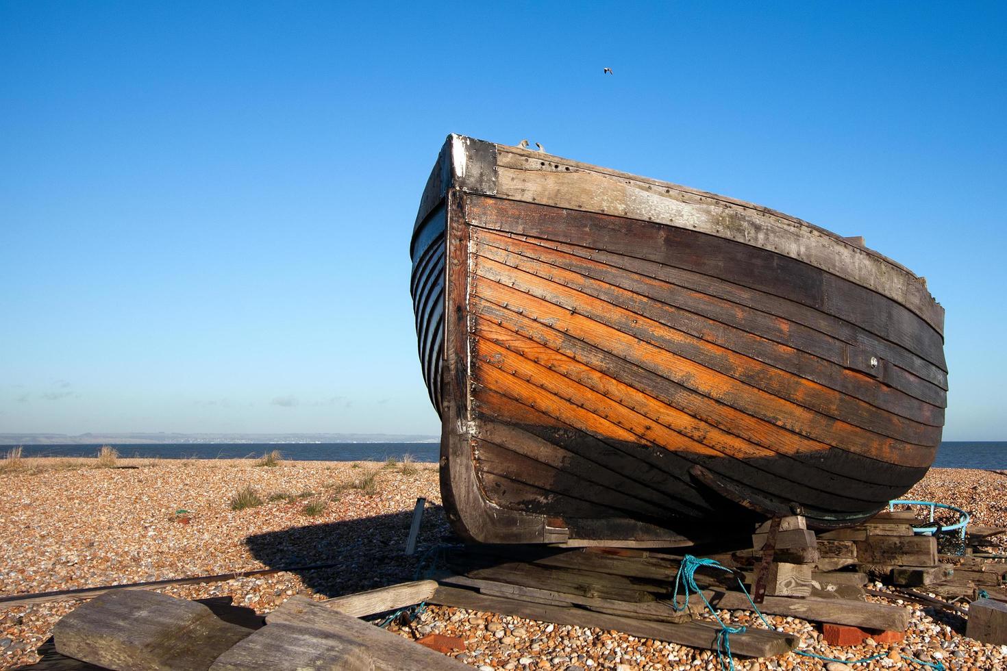 Dungeness, Kent, Reino Unido, 2008. Bote de remos varado foto