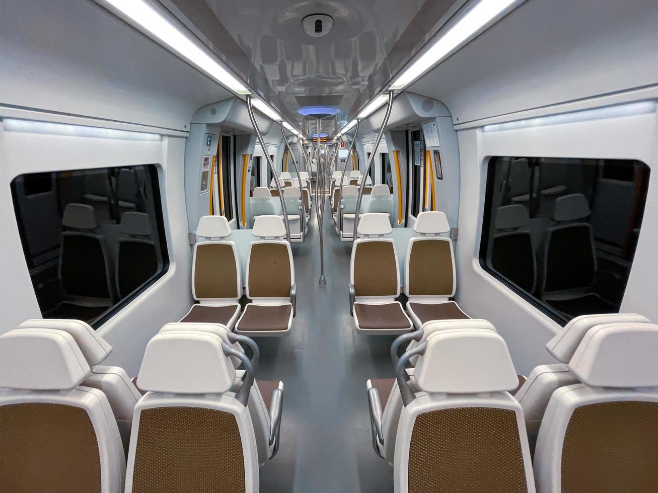 asientos vacíos en el vagón de tren, modo de transporte foto