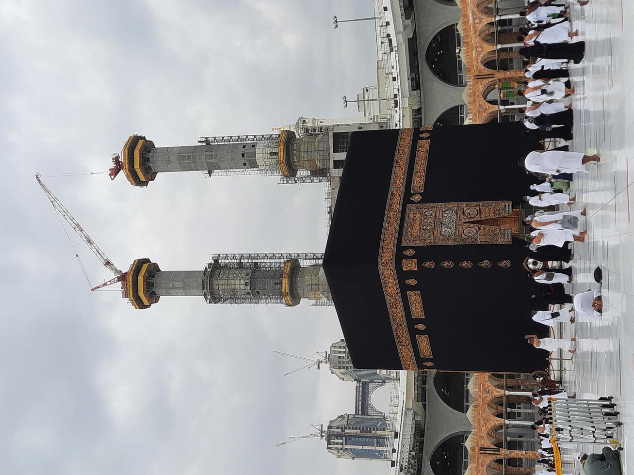 makkah, arabia saudita, 2021 - visitantes de todo el mundo están realizando tawaf en la masjid al-haram en makkah. foto