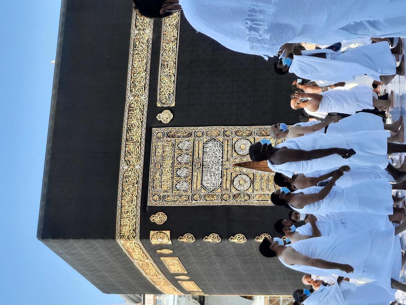 makkah, arabia saudita, 2021 - visitantes de todo el mundo están realizando tawaf en la masjid al-haram en makkah. foto