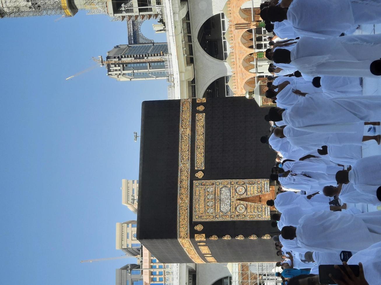 makkah, arabia saudita, 2021 - visitantes de todo el mundo están realizando tawaf en la masjid al-haram en makkah. foto