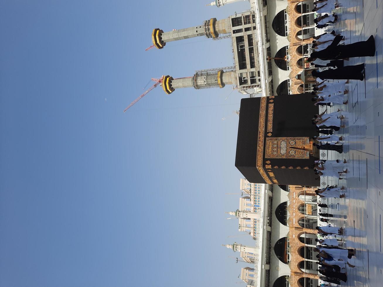 makkah, arabia saudita, 2021 - visitantes de todo el mundo están realizando tawaf en la masjid al-haram en makkah. foto