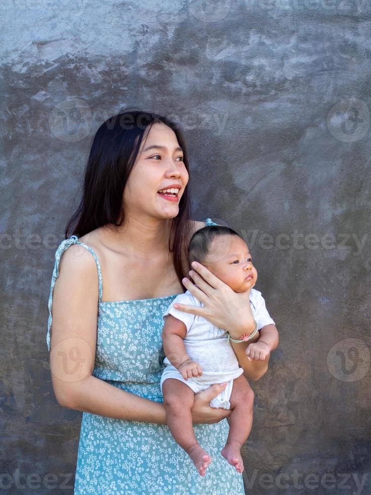 mujer y bebe foto