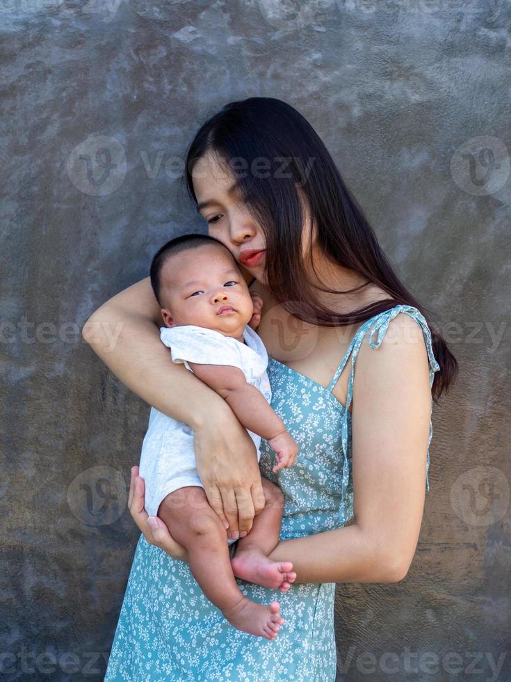 mujer y bebe foto