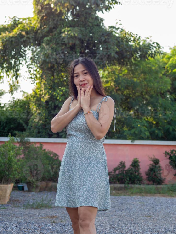 mujer con vestido azul cielo foto