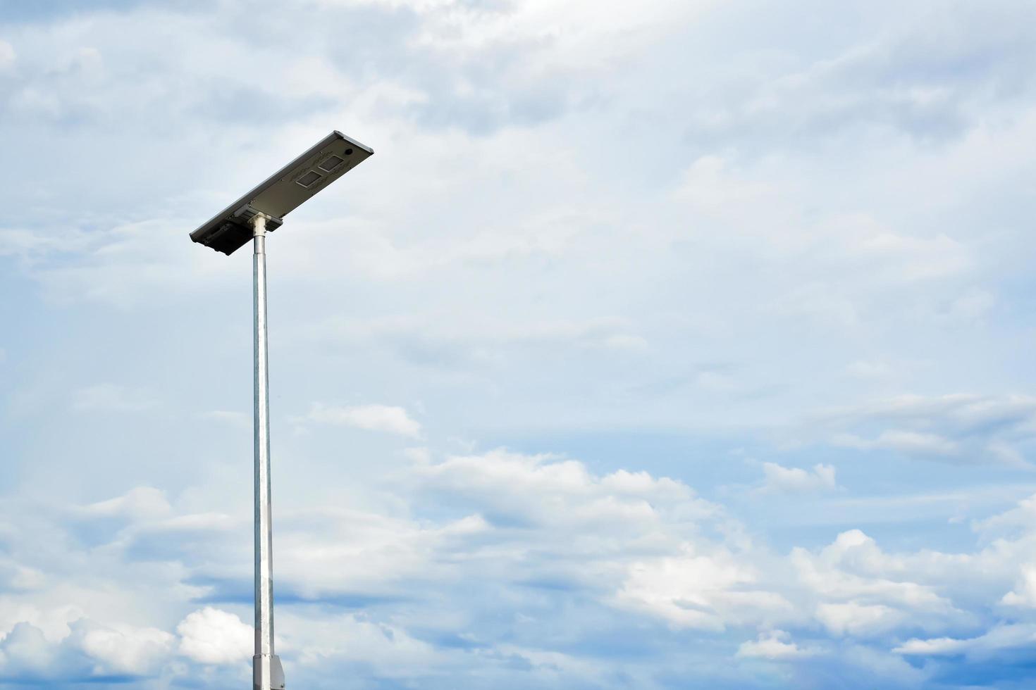 panel fotovoltaico, nueva tecnología para almacenar y utilizar la energía de la naturaleza con la vida humana, la energía sostenible y el concepto de amigo del medio ambiente. foto