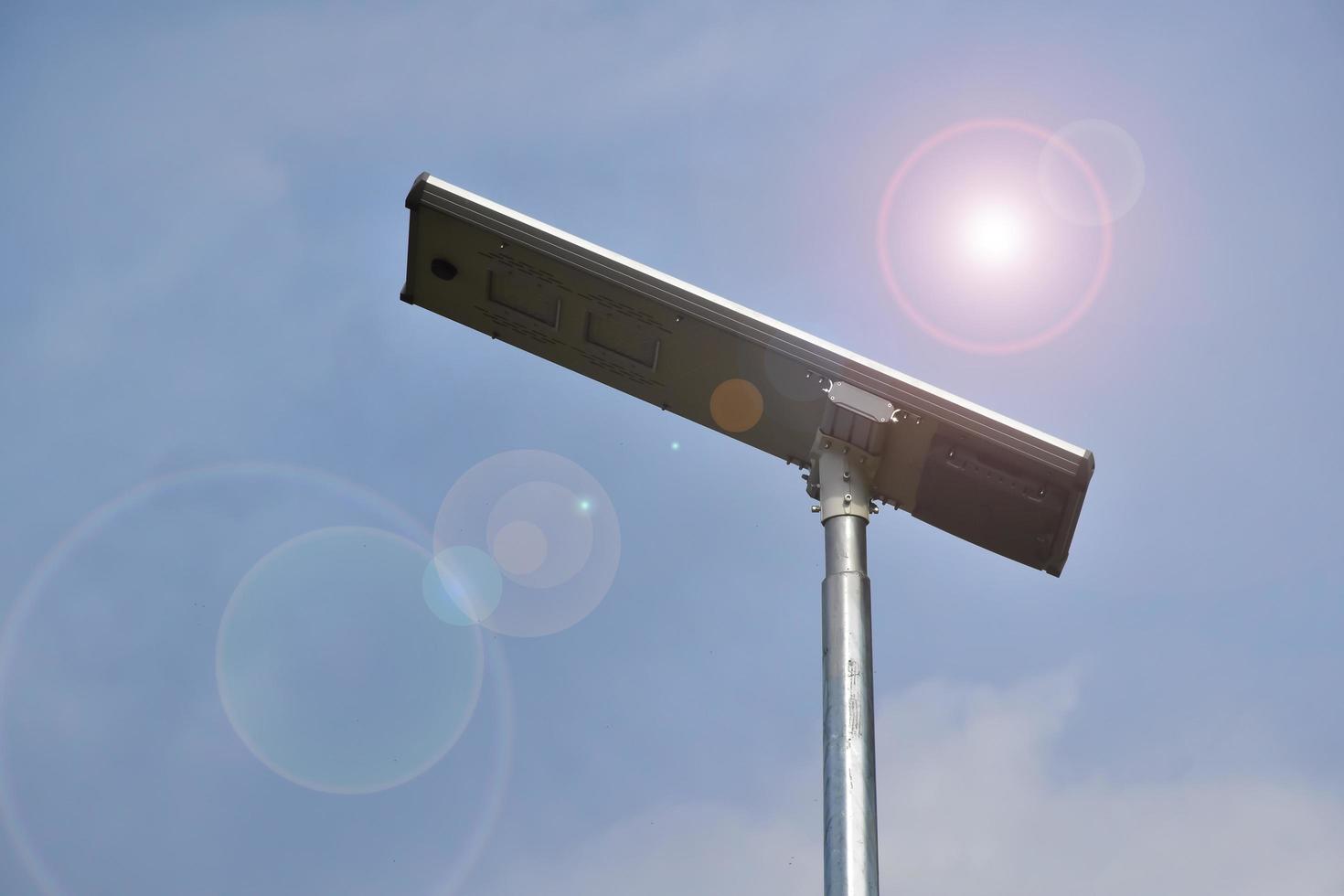 panel fotovoltaico, nueva tecnología para almacenar y utilizar la energía de la naturaleza con la vida humana, la energía sostenible y el concepto de amigo del medio ambiente. foto