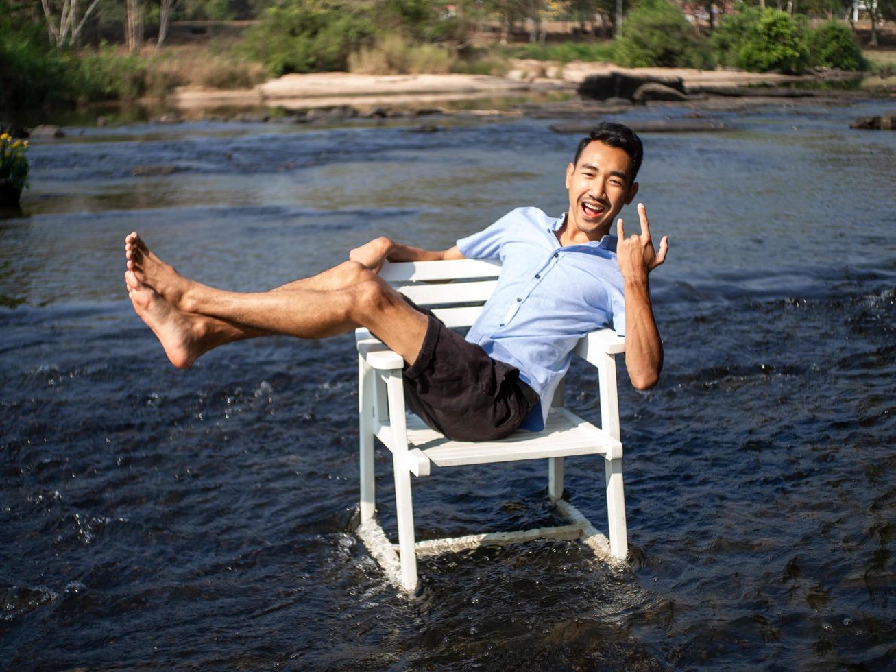 hombre en el rio foto