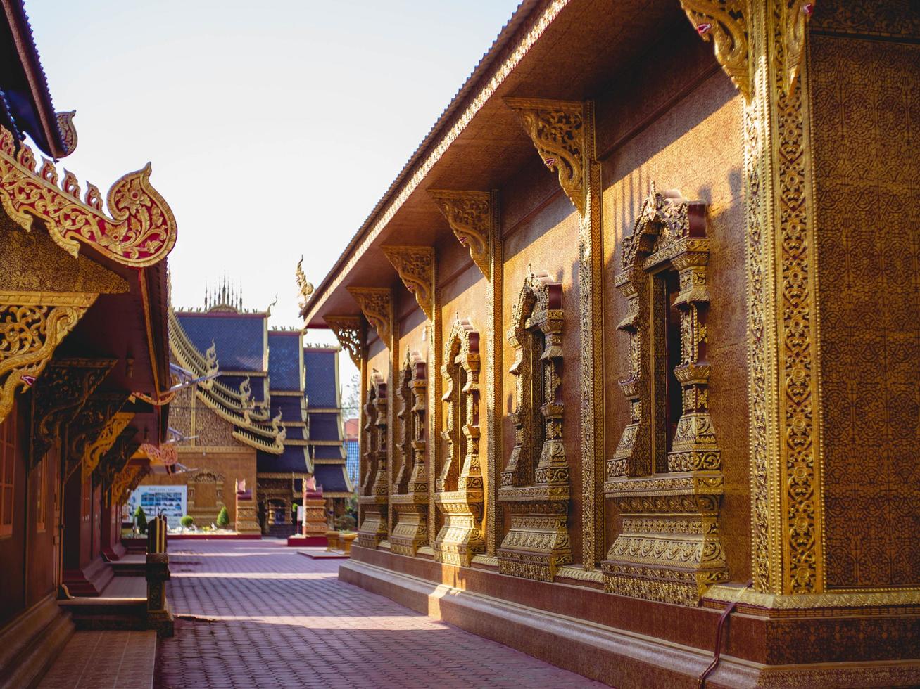 thungsaliam, sukhothai, tailandia, 2021 - el nombre del templo es wat pi pat mongkol foto