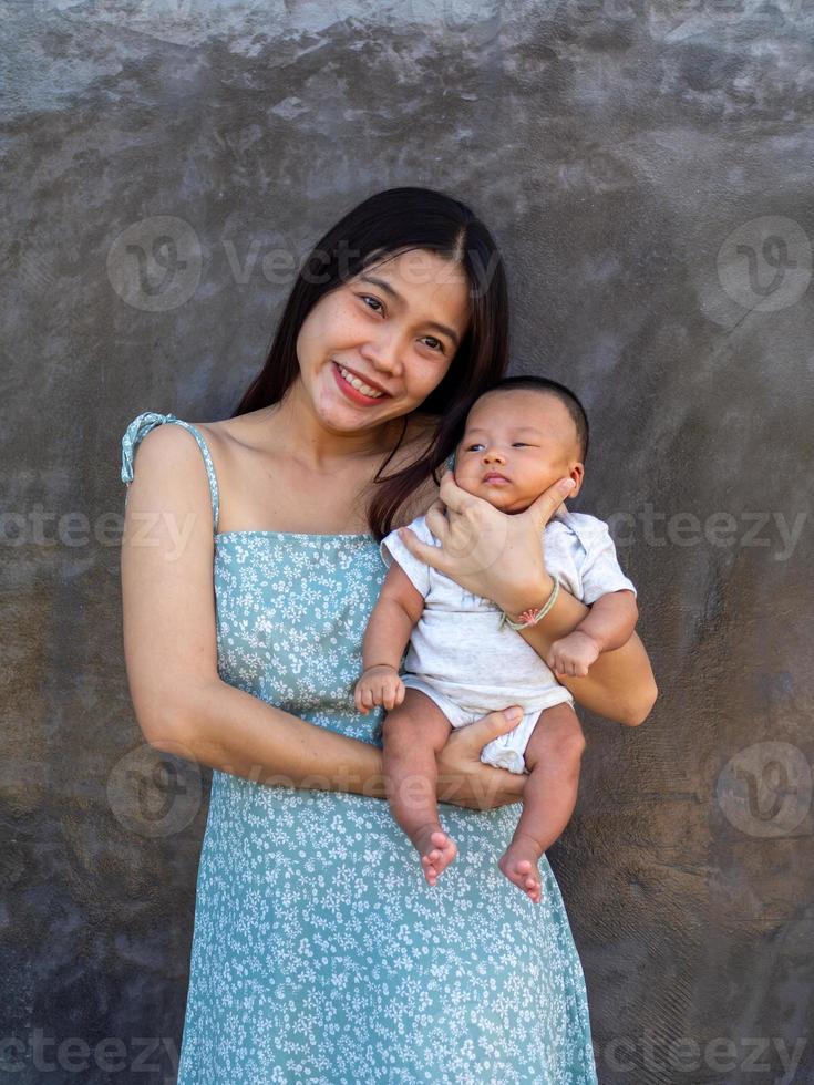 mujer y bebe foto