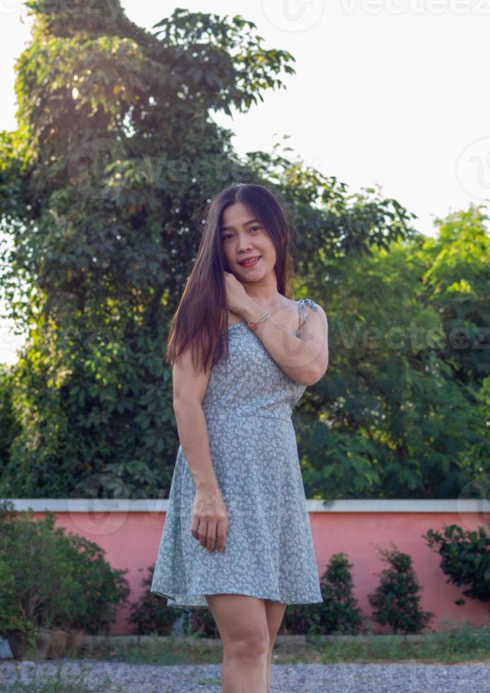 mujer con vestido azul cielo foto