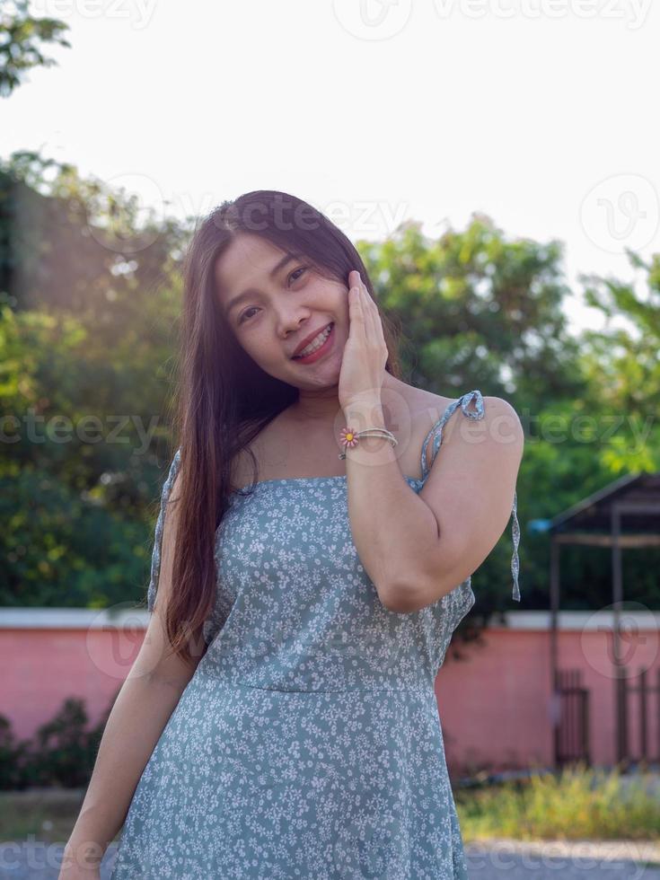 mujer con vestido azul cielo foto