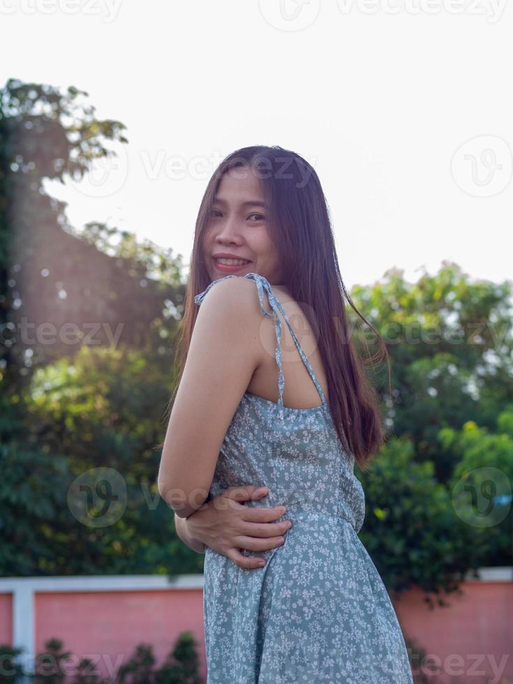 mujer con vestido azul cielo foto