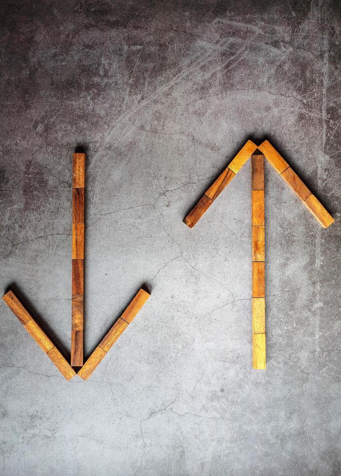 diseño de flecha de rompecabezas de madera sobre fondo negro. foto