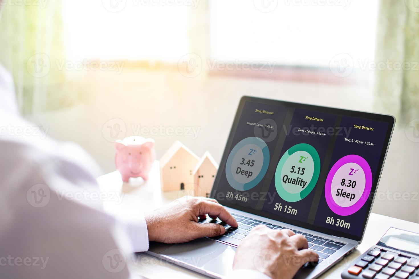 hombre probando un teclado para ver el monitor de función del sueño. la pantalla del portátil supervisa la salud. concepto de uso de tecnología inteligente para cuidar la salud humana mediante el uso de dispositivos digitales, internet. enfoque selectivo foto