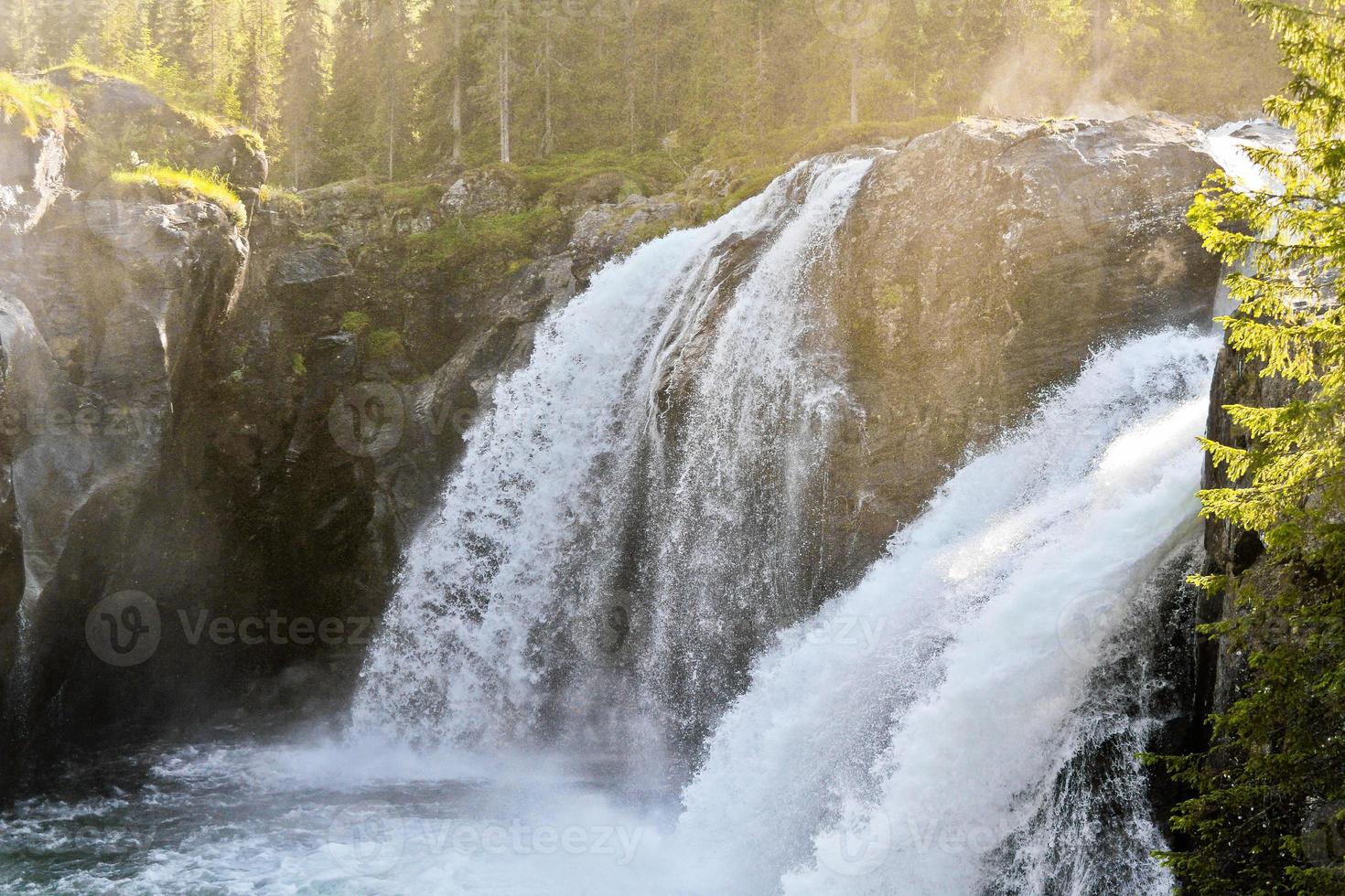 la cascada más bella de europa. rjukandefossen hemsedal, buskerud, noruega. foto