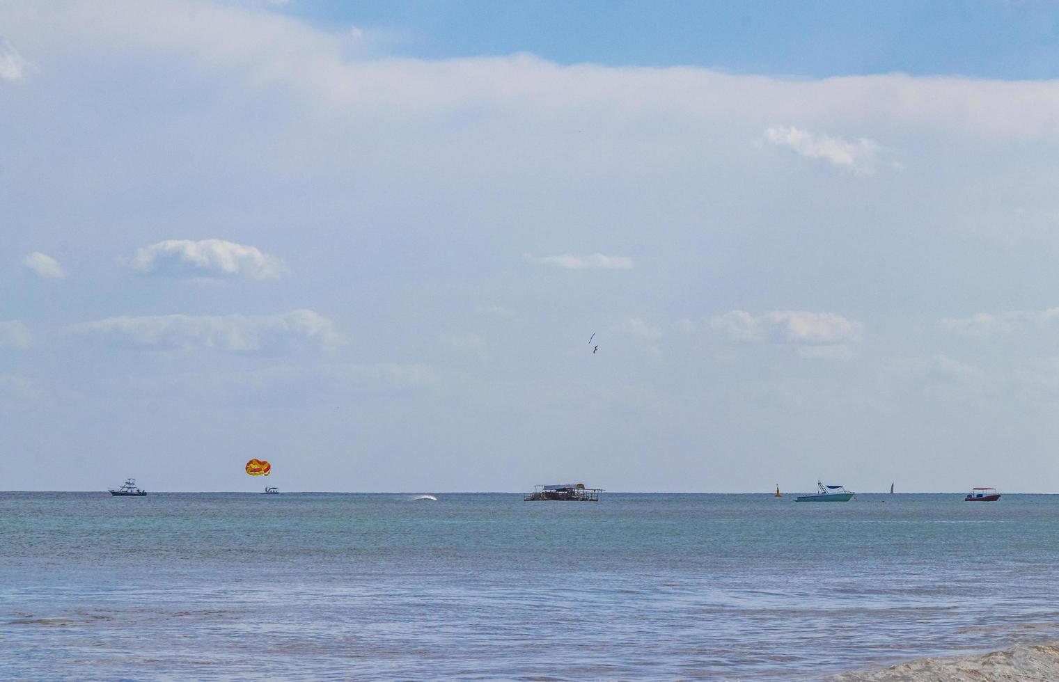 barcos yates entre la isla de cozumel y playa del carmen mexico. foto