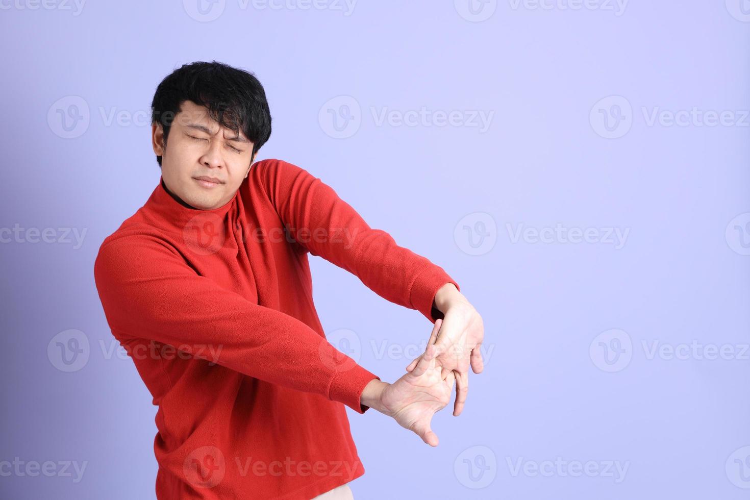 hombre asiático relajado foto